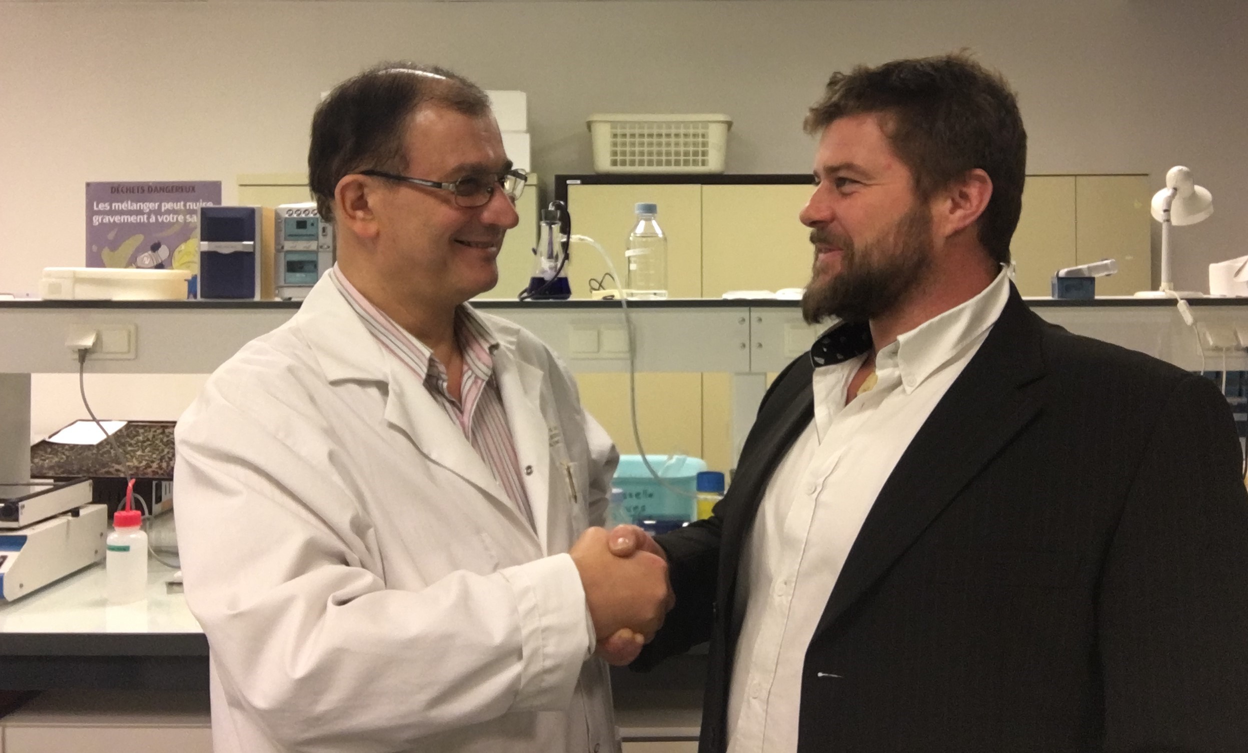 Photo illustrant le partenariat entre le professeur Séralini et le président de Spark vie menant à la compréhension de la genèse des maladies chroniques par l'étude de présence de levure dans les légumes bio.